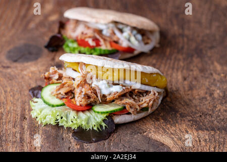 Nahaufnahme einer frischen Döner in einem Brötchen Stockfoto