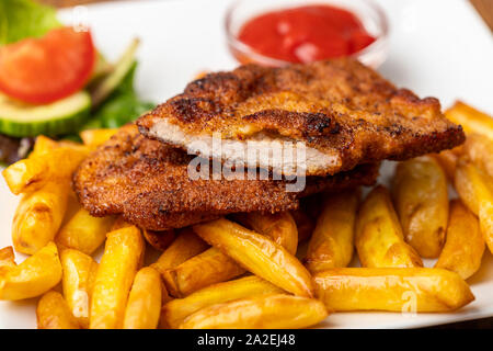 Wiener Schnitzel mit Pommes frites auf einer Platte Stockfoto