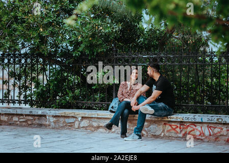 Athen, Griechenland, 21. Mai 2019: Park im Freien Junge liebende Paare auf Bänken editorial Stockfoto