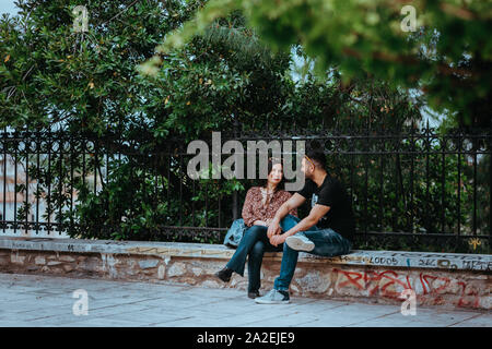 Athen, Griechenland, 21. Mai 2019: Park im Freien Junge liebende Paare auf Bänken editorial Stockfoto