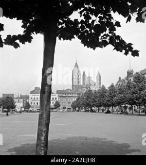 Der zentrale Platz in Köln, Neumarkt, mit der Kirche St. Aposteln im Hintergrund, 1930er Jahre Stockfoto