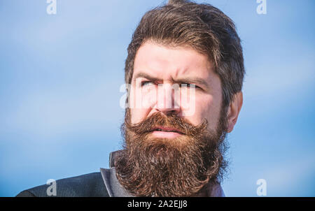 Jeder Bart ist völlig einzigartig. In stilvollen Auftritt investieren. Dicken Bart wachsen schnell. Man bärtige Hipster tragen Anzug und blauer Himmel. Gesichtsbehaarung Bart und Schnurrbart. Bart Fashion Trend. Stockfoto