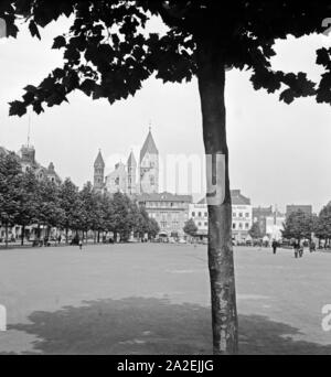 Der zentrale Platz in Köln, Neumarkt, mit der Kirche St. Aposteln im Hintergrund, 1930er Jahre Stockfoto