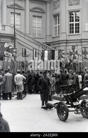 Zeremonie der Überreichung der Sarajevotafel als Kriegssouvenir Im Zeughaus, Unter Den Linden, Berlin, Deutsches Reich 1941. Zeremonie der Präsentation der Sarajevo-Platte als Trophäe in der Waffenkammer, Unter Den Linden, Berlin 1941. Stockfoto