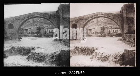 El Pont Nou de Camprodon amb El riu Ter ich Fällen al Fons. Stockfoto