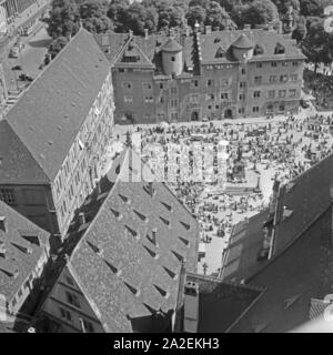 Blick vom Turm der Stiftskirche in den Markttag auf dem Schillerplatz mit Fruchtkasten in Stuttgart, Deutschland, 1930er Jahre. Blick vom Glockenturm der Stiftskirche Markt am Schillerplatz in Stuttgart, Deutschland 1930. Stockfoto