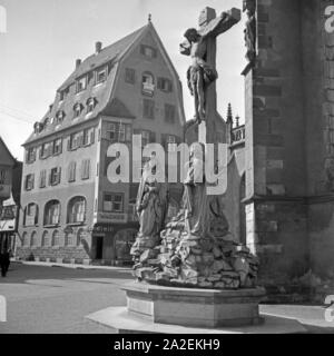 Kreuzigungsgruppe am Marktkreuz in Stuttgart, Deutschland, 1930er Jahre. Markt Kreuz auf dem Hauptmarkt, Stuttgart, 1930. Stockfoto