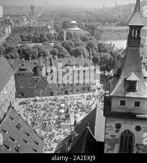 Blick vom Turm der Stiftskirche in den Markttag auf dem Schillerplatz in Stuttgart, Deutschland, 1930er Jahre. Blick vom Glockenturm der Stiftskirche Markt am Schillerplatz in Stuttgart, Deutschland 1930. Stockfoto