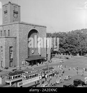 Straßenbahnen und Individualverkehr vor dem Hauptbahnhof in Stuttgart, Deutschand 1930er Jahre. Straßenbahnen und Verkehr vor dem Hauptbahnhof Stuttgart, Deutschland 1930. Stockfoto