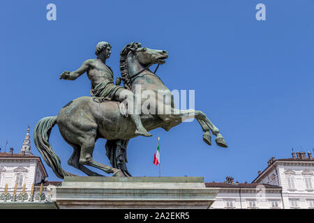 Eine Bronzestatue eines Pferdes und Reiters am Eingang zum Königspalast von Turin, Turin, Italien Stockfoto