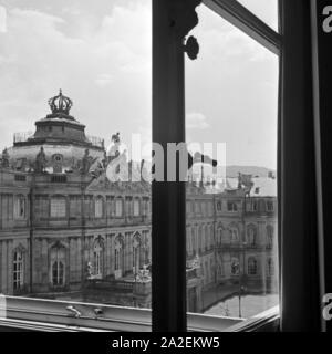 Blick aus einem Fenster des Neuen strapaziert in Stuttgart auf die Frontseite des Gebäudes, Deutschland 1930er Jahre. Blick aus dem Fenster des Neuen Schlosses in Stuttgart an der Vorderseite des Gebäudes, Deutschland 1930. Stockfoto