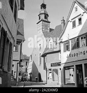 Blick durch die kurze Straße in sterben Niolkauskirche in Waiblingen, Deutschland 1930er Jahre. Blick durch kurze Straße Fahrbahn, die St. Nicolas Kirche in Waiblingen, Deutschland 1930. Stockfoto