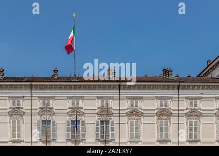 Nahaufnahme der Dach und Fenster und italienische Flagge der Königlichen Palast Stockfoto