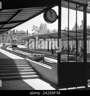 Fahrgäste warten mit dem Zugangsweg vom Hauptbahnhof in Stuttgart, Deutschland, 1930er Jahre. Passagiere warten auf den Zug am Hauptbahnhof Stuttgart, Deutschland 1930. Stockfoto