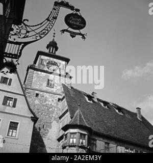 Weißer Turm mit der Kunsthandlung Geißendorf davor in Rothenburg o.d. Tauber, Deutschland 1930er Jahre. Weißer Turm mit Geissendorf's Kunst Shop vor in Rothenburg o.d. Tauber, Deutsch 1930. Stockfoto