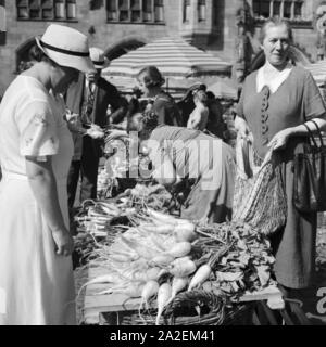 Menschen Auf Dem Wochenmarkt in der Innenstadt von Stuttgart, Deutschland, 1930er Jahre. Business bei Stuttgart Markt Deutschland der 1930er Jahre. Stockfoto