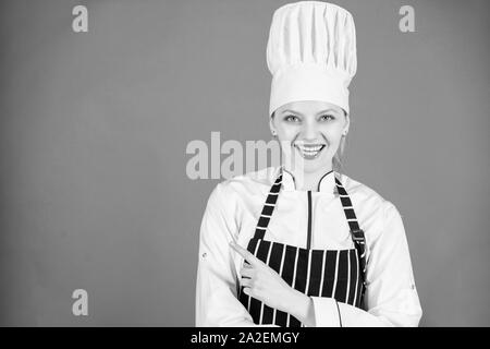 Chef empfehlen, etwas zu versuchen. Meine geheime Tipps kulinarische. Kochen leicht und angenehm Besetzung. Koch im Restaurant. Besonderes Angebot von Koch. Zuversichtlich Mädchen glücklich Chef an der Kopie Raum zeigt. Stockfoto