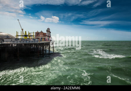 Das messegelände am Ende von Brighton Palace Pier, 1899 eröffnet und allgemein als Brighton Pier oder Palace Pier in Brighton, Sussex, England bekannt. Stockfoto