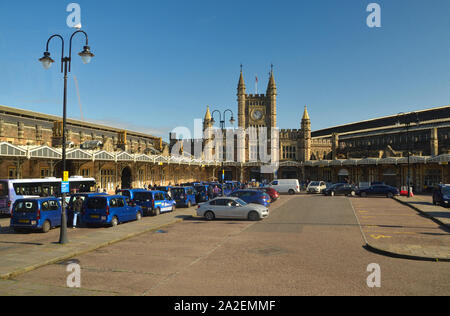 Taxis und die Fahrzeuge am Drop-off-Zone vor dem Eingang der Bahnhof Bristol Temple Meads, Bristol, England, Großbritannien Stockfoto