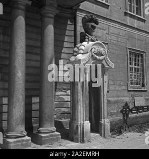 Ein kleiner historischer Torbogen ein 1963 Töpfermarkt in Eichstätt, Deutschland 1930er Jahre. Eine kleine historische Torbogen auf ein Gebäude in Eichstätt, Deutschland 1930. Stockfoto