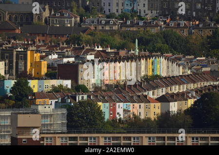 Reihen von bunten Reihenhäuser im Windmill Hill Vorort der Stadt Bristol, England, UK. Stockfoto