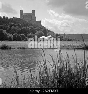 Blick auf die willibaldsburg in Eichstätt mit Dampf einer Dampflokomotive, Deutschland 1930er Jahre. Blick auf die willibaldsburg Burg in Eichstätt mit dem Dampf aus einer Dampflok, Deutschland 1930. Stockfoto