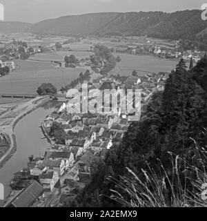 Blick von der Burg Prunn in die Stadt Riedenburg im Altmühtal, Deutschland 1930er Jahre. Blick von der Burg Prunn der Stadt Riedenburg im Altmühltal, Deutschland 1930. Stockfoto