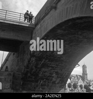 Steinerne Brücke über die Donau in Regensburg, Deutschland 1930er Jahre. Der teinerne Brücke' Steinbrücke über die Donau in Regensburg, Deutschland 1930. Stockfoto