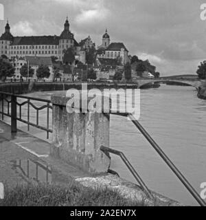 Blick auf die Donau und das Stadtschloss in Neuburg, Deutschland 1930er Jahre. Blick auf die Donau und die Stadt Schloss Neuburg, Deutschland 1930. Stockfoto