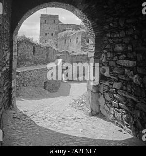 In der Ruine der Burg Rheinfels bei St. Goar, Deutschland 1930er Jahre. Innerhalb der Reste der Burg Rheinfels bei St. Goar, Deutschland 1930. Stockfoto