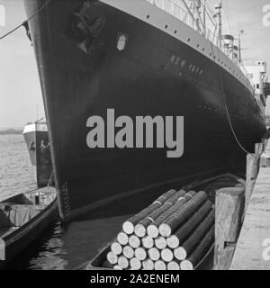 Das Schiff "New York" der Hapag im Hafen von Hamburg, Deutschland 1930er Jahre. Dampfer 'New York' von HAPAG Unternehmen am Hamburger Hafen, Deutschland 1930. Stockfoto