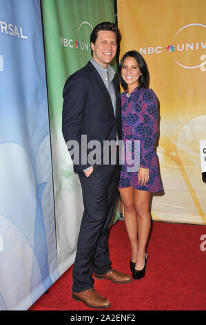 In Pasadena, Kalifornien. Januar 14, 2011: Olivia Munn & Hayes MacArthur - Stars der "Perfekte Paare", die in die NBC Universal Winter 2011 Presse Rundgang im Langham Huntington Hotel, Pasadena. © 2011 Paul Smith/Featureflash Stockfoto