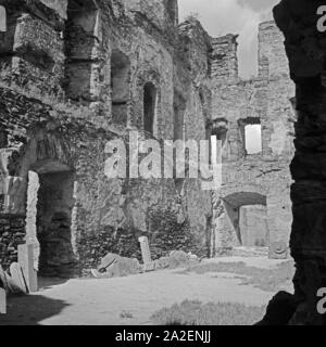 In der Ruine der Burg Rheinfels bei St. Goar, Deutschland 1930er Jahre. Innerhalb der Reste der Burg Rheinfels bei St. Goar, Deutschland 1930. Stockfoto