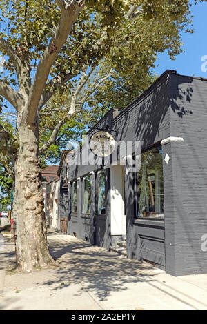 Einzigartige unabhängige Restaurants säumen die Straßen rund um das einzigartige Gordon Square Viertel in Cleveland, Ohio, USA. Stockfoto