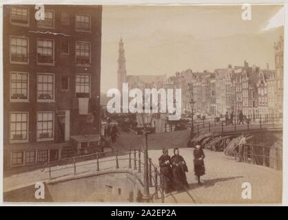 Elandsgracht 2 (links) voor de demping 1891, gezien in de Prinsengracht naar de Westerkerk. Dsub de Berensluis, Brug 65. Stockfoto