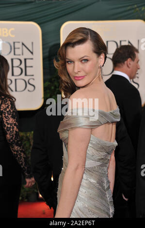 LOS ANGELES, Ca. Januar 16, 2011: Milla Jovovich auf der 68. jährlichen Golden Globe Awards im Beverly Hilton Hotel. © 2011 Paul Smith/Featureflash Stockfoto