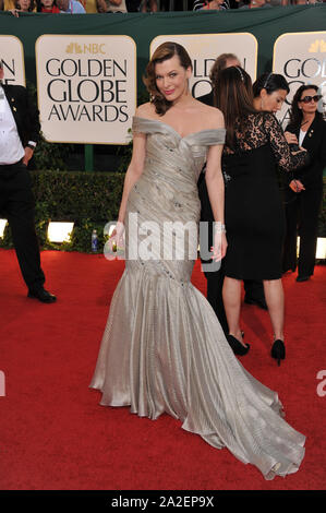 LOS ANGELES, Ca. Januar 16, 2011: Milla Jovovich auf der 68. jährlichen Golden Globe Awards im Beverly Hilton Hotel. © 2011 Paul Smith/Featureflash Stockfoto