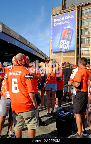 Cleveland Browns football Fans vor dem Spiel tailgating Parteien in der Innenstadt von Cleveland, Ohio, USA. Stockfoto