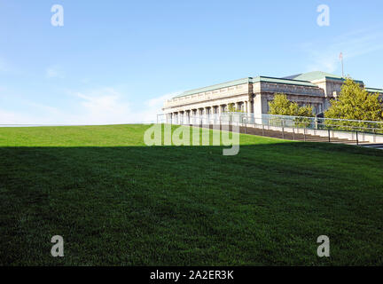 Die obere Partie des Cleveland Rathaus auf Lakeside Avenue in der Innenstadt von Cleveland, Ohio, ist von der großen Mall B öffentliche Grünanlagen gesehen. Stockfoto