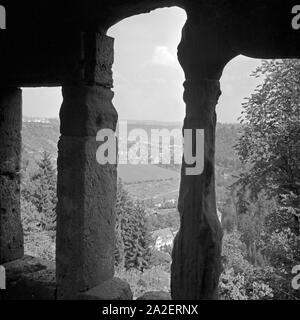 Blick aus einem der Fenster im Innenraum, Ruine Albeck bei Sulz am Neckar, Deutschland 1930er Jahre. Blick aus dem Fenster in die Überreste von Albeck Schloss in der Nähe von Sulz am Neckar, Deutschland, 1930. Stockfoto