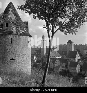 Der Ringmauerturm (links), der Schurkenturm (rechts) und die Stiftskirche Heilig Kreuz (Mitte) in Horb am Neckar, Schwarzwald, Deutschland 1930er Jahre. Watch out von einer Ringmauer (links), Schurkenturm Turm (rechts) und Stiftskirche Heilig Kreuz (Mitte) in Horb am Neckar, Schwarzwald, Deutschland 1930. Stockfoto