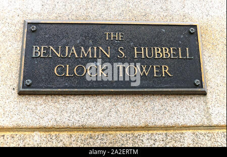 Eine Gedenktafel zur Erinnerung an die historischen Benjamin S. Hubbell Clock Tower an der Westseite des Marktes in der Ohio Stadt Nachbarschaft von Cleveland, Ohio, USA. Stockfoto