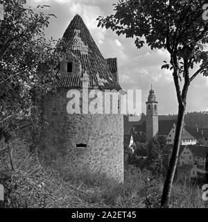 Der Ringmauerturm und die Stiftskirche Heilig Kreuz in Horb am Neckar, Schwarzwald, Deutschland 1930er Jahre. Watch out von einer Ringmauer und Stiftskirche Heilig Kreuz in Horb am Neckar, Schwarzwald, Deutschland 1930. Stockfoto