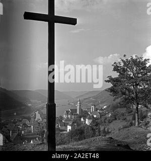 Blick von einems Gipelkreuz in Horb am Neckar, Deutschland 1930er Jahre. Blick vom Gipfelkreuz der Stadt Horb am Neckar, Deutschland 1930. Stockfoto