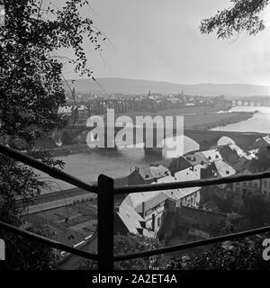 Blick auf die Kaiser-Wilhelm-Brücke in Trier, Deutschland 1930er Jahre. Blick auf die Kaiser-Wilhelm-Brücke in Trier, Deutschland 1930. Stockfoto