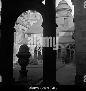 Im Kreuzgang der Hohen Domkirche St. Peter in Trier, Deutschland 1930er Jahre. Kreuzgang am Trierer Dom, Deutschland 1930. Stockfoto