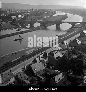 Blick von derAussichtsplattform Weisshaus in die Kaiser-wilhelm-Brücke in Trier, Deutschland 1930er Jahre. Blick von Saarburg Schloss an der Kaiser-Wilhelm-Brücke in Trier, Deutschland 1930. Stockfoto