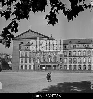 Zwei Frauen auf dem Platz vor dem Kurfürstlichen Palais in Trier, im Hintergrund die Konstantinbasilika, Deutschland 1930er Jahre. Zwei Frauen auf dem Vorplatz des Kurfürstlichen Palais in Trier, Deutschland 1930. Stockfoto