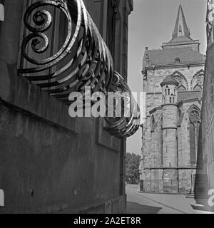 Blick durch eine kleine Gasse in die Hohe Domkirche St. Peter in Trier, Deutschland 1930er Jahre. Blick durch eine kleine Gasse zum Trierer Dom, Deutschland 1930. Stockfoto