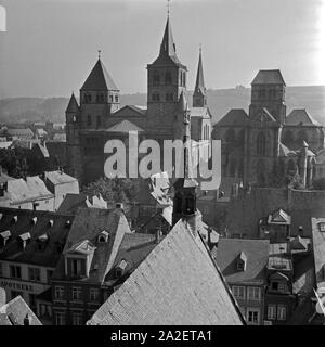 Blick vom Turm der St. Gangolf Kirche in die Hohe Domkirche St. Peter und die Liebfrauenkirche in Trier, Deutschland 1930er Jahre. Blick vom Glockenturm von St. Gangolf Kirche die Kathedrale und die Kirche der Muttergottes in Trier, Deutschland 1930. Stockfoto